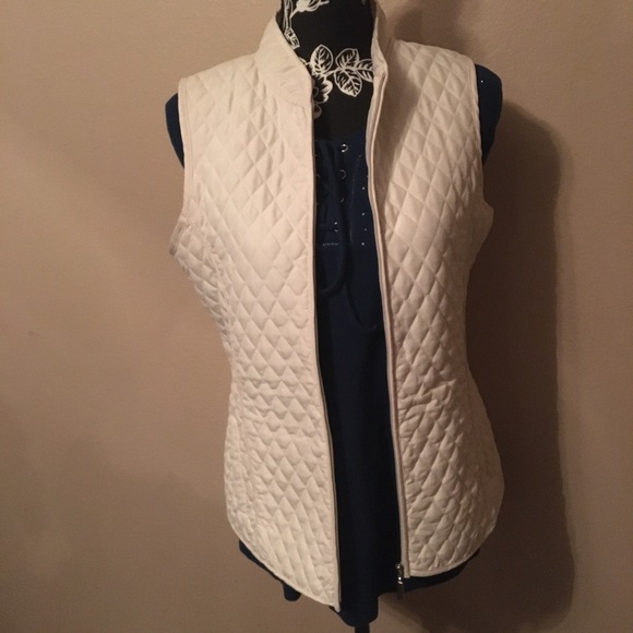 Jane Ashley Jackets & Blazers - 🎁2/$12 JANE ASHLEY SM CREAM FULL ZIP  THIN DIAMOND QUILT 2 POCKET VEST